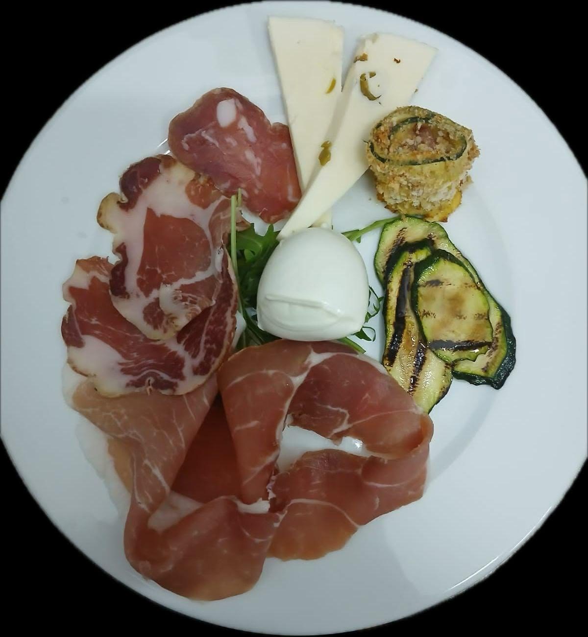 Antipasto di salumi e formaggi con mozzarella, rucola e zucchine grigliate